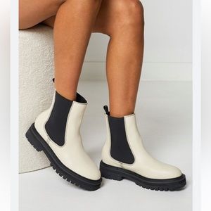 Billini Valeska Chelsea lug boot bone black size 8 NWOT